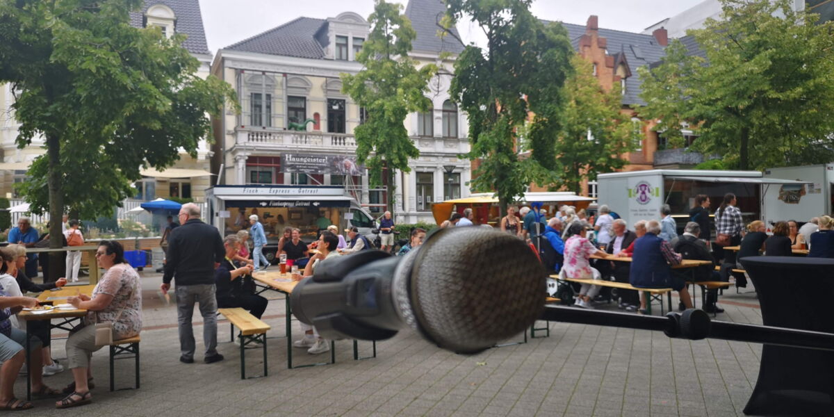 Gitman Sänger und Gitarrist auf dem Schlemmerabenmarkt in Bad Oeyenhausen