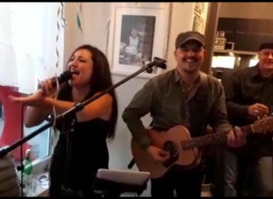 Wohnzimmerkonzert in Hannover. Gast singt zusammen mit Gitman