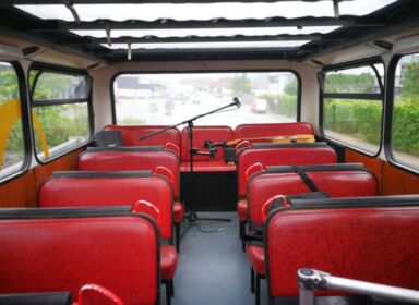 Gitman Hochzeitsmusiker live auf einer Hochzeitsfeier im Bus